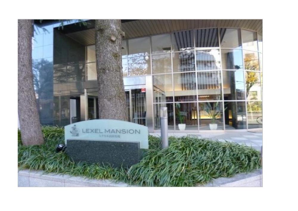 Entrance. Common areas