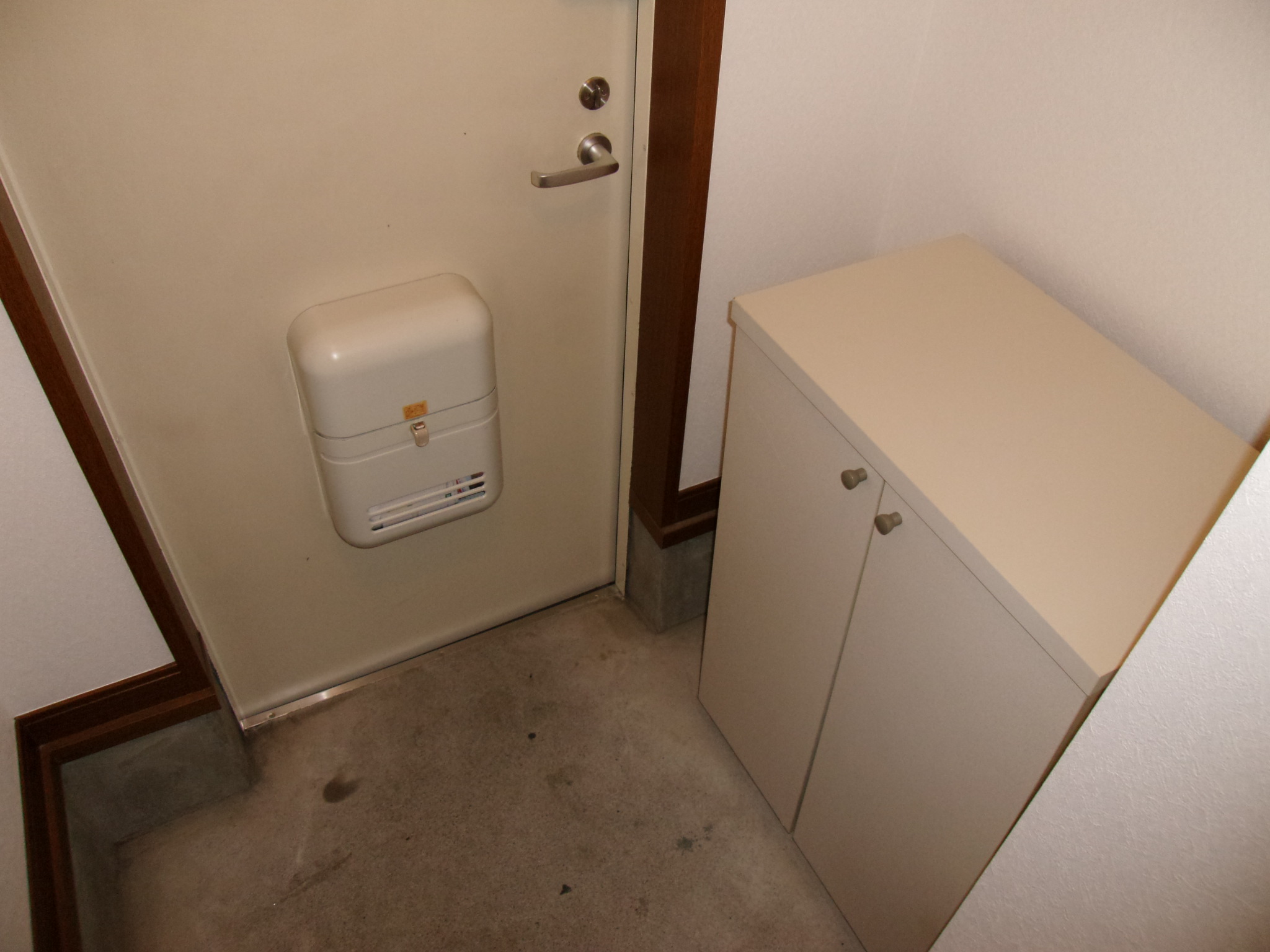 Entrance. Equipped with entrance around the shoe box. 