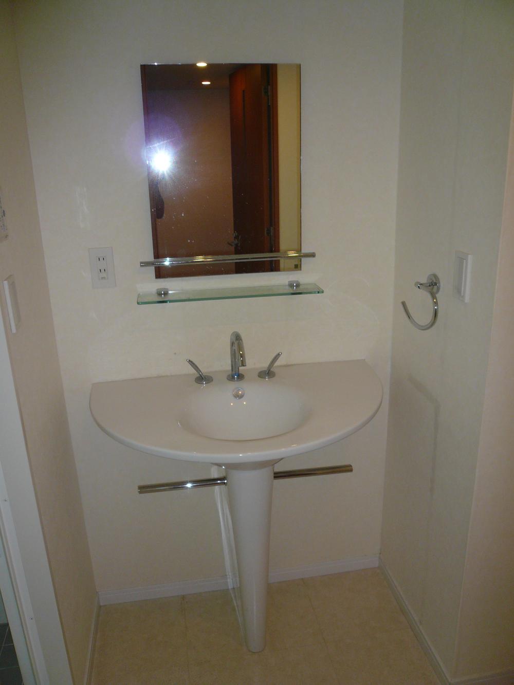 Wash basin, toilet. Room (August 2013) Shooting