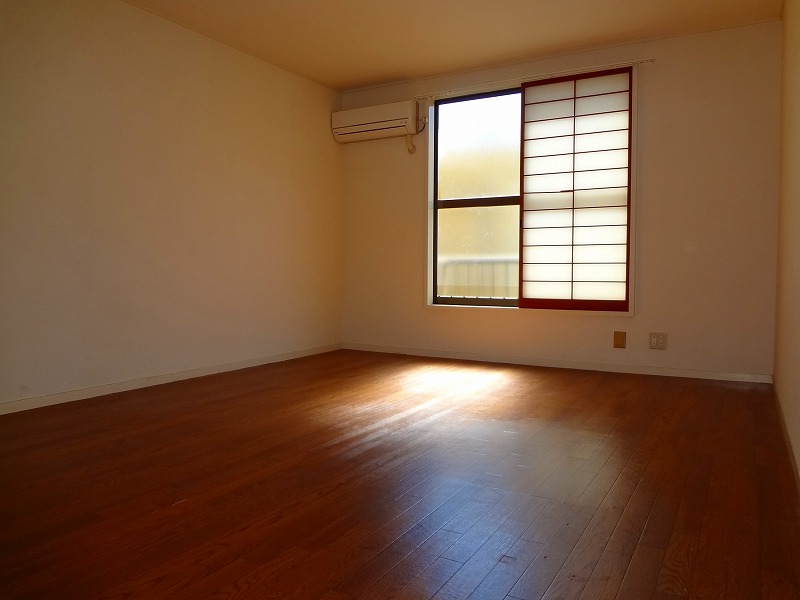 Living and room. Western-style 10 tatami mats!