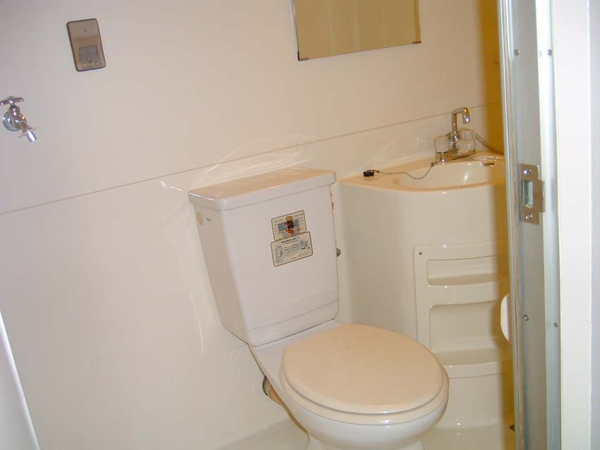 Bath. Furniture for the model room, Furniture is not included in the rent common expenses
