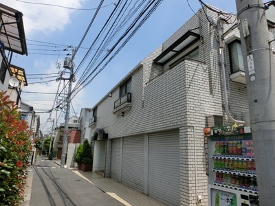 Building appearance. Low-rise apartment in a quiet residential