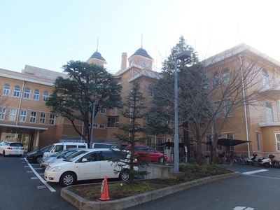 Hospital. 200m to St. Mary's Hospital (Hospital)