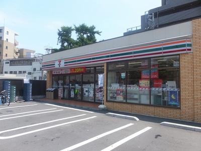 Convenience store. Seven-Eleven (convenience store) to 200m