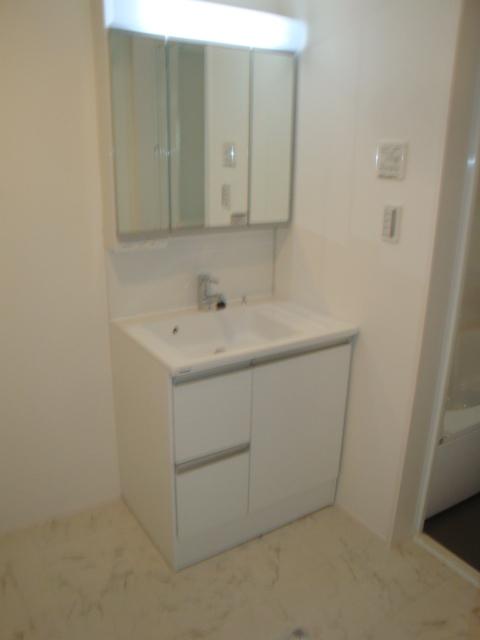 Wash basin, toilet. Indoor (12 May 2013) Shooting