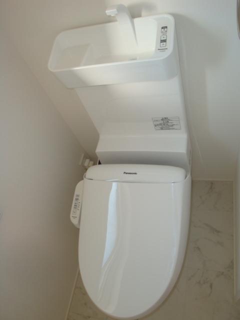 Toilet. Indoor (12 May 2013) Shooting