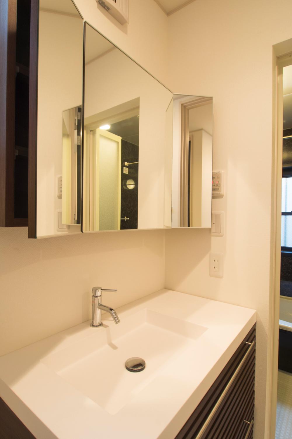 Wash basin, toilet. Indoor (11 May 2013) Shooting