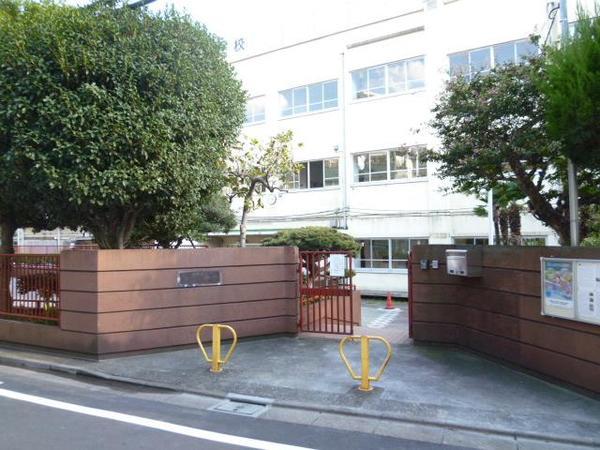 Junior high school. 260m until Nakano third junior high school