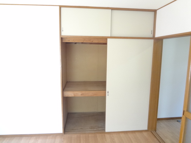 Receipt. Storage ken! With upper closet.