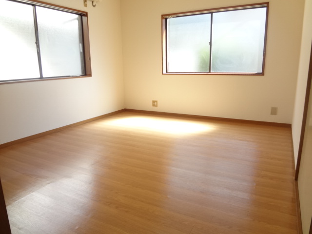 Living and room. Western-style tatami 7 & 2 sided lighting! Good is per yang