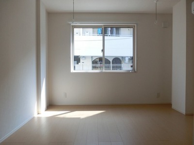 Living and room. Facing south in sunny