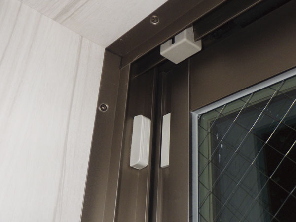 Security.  [Security sensors] Upon sensing a suspicious person in the invasion at the time of crime prevention set, Problem automatically to security company.   ※ 1 and 2 kaizen windows and, 5th and 6th floor roof balcony face window of, And installation only window of the west face.