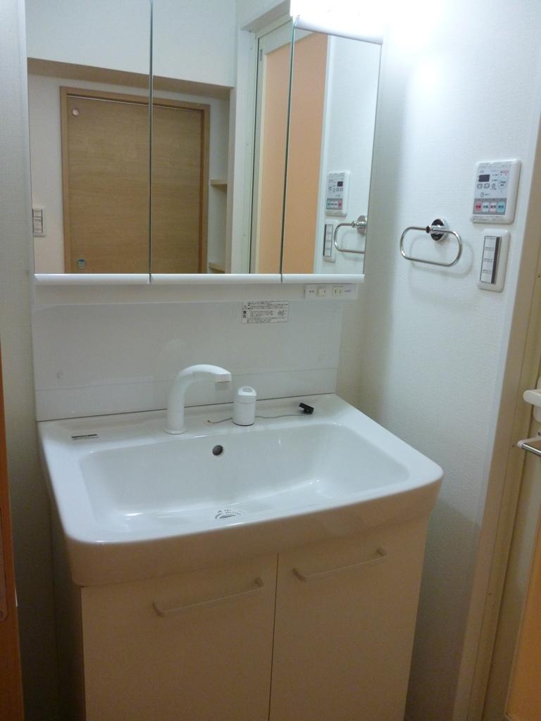 Wash basin, toilet