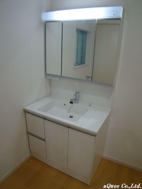 Wash basin, toilet. Indoor (10 May 2013) Shooting