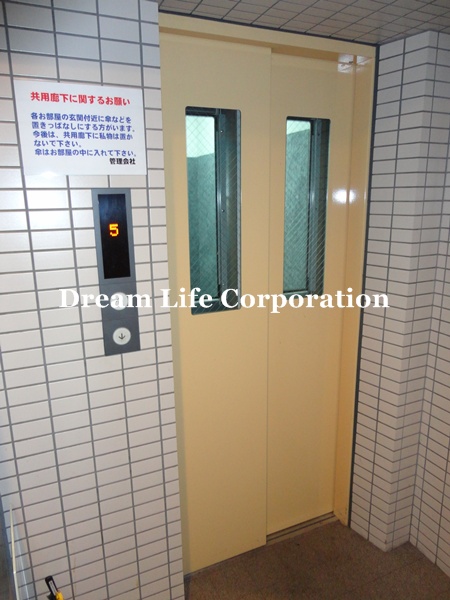 Other common areas. Security window with Elevator
