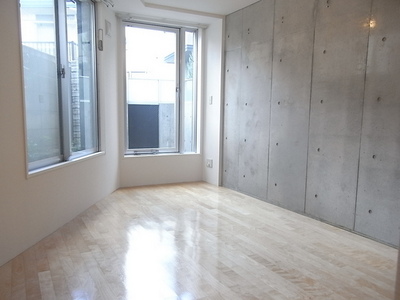 Living and room. One side of the wall is concrete Uchippashi.