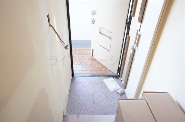 Entrance. Local (December 15, 2013) Shooting