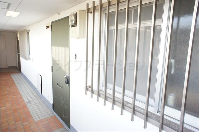 Entrance. Local (December 15, 2013) Shooting