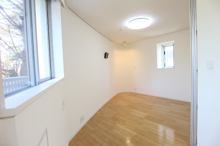 Living and room. Indoor image