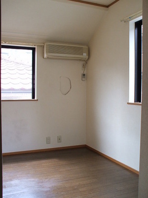 Living and room.  ☆ We produce a room that small small window is a bright and airy two-plane daylight