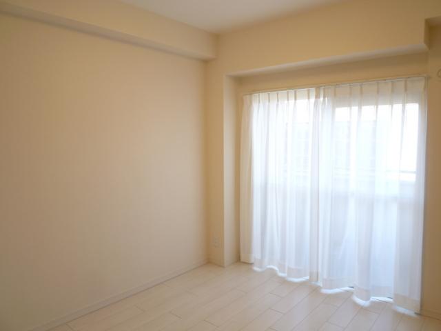 Non-living room. 5 Pledge