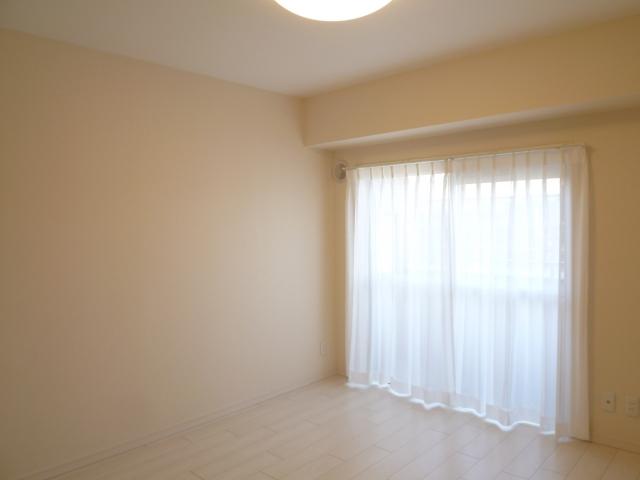 Non-living room. 6 Pledge