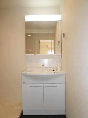 Wash basin, toilet