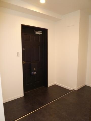 Entrance. Entrance (2) and the closet part