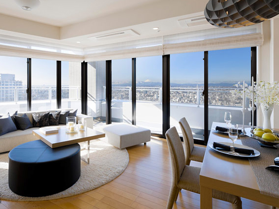 Living.  [living ・ dining] Interior space to ensure the ceiling height of the room is pours the full bright sunlight.