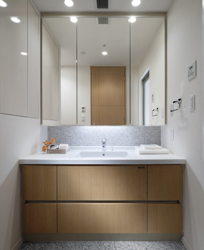 Bathing-wash room.  [Powder Room] It has adopted a vanity with a three-sided mirror which arranged the wide mirror in the center. Ensure the storage rack on the back side of the three-sided mirror. You can organize clutter, such as skin care and hair care products. Also storage rack is clean and maintain because it is clean and remove. (Less than or equal to 2 points in December 2010 shooting)