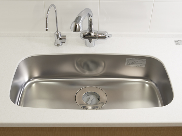 Kitchen.  [Wide silent sink] Big pot is also a large sink that fits comfortably. Water has adopted a silent type to keep the I sound.