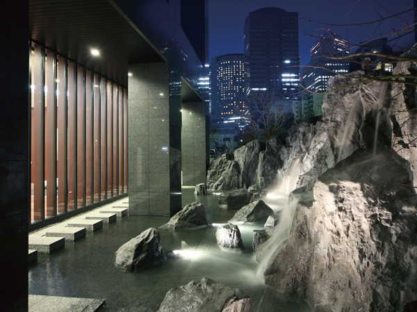 Features of the building.  [cascade] The window destination of the cascade hall, It was nestled a waterfall. Water Jing strike a dignified air.