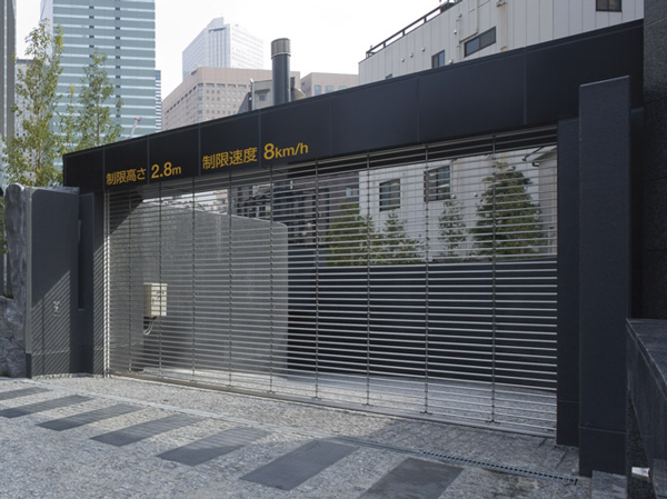 Security.  [Electric shutter gate (with private remote control)] The entrance of the parking lot, It established the shutter gate to enhance the safety and crime prevention. Open the shutter gate with a dedicated remote control, Because if you pass closes automatically with a timer, You can operate without having to get down from the car. (January 2008 shooting)