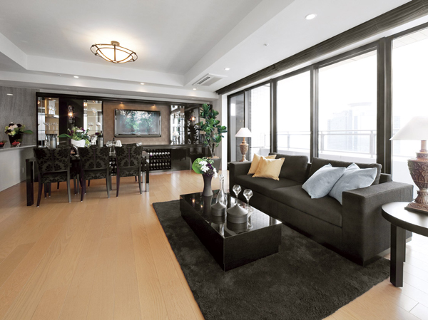 Room and equipment. About 26.5 tatami spacious living and dining room of. "Urban view" can be enjoyed from the wide sash facing the room a living space. (Model Room 110-D type 4308 in Room ・ August 2011 shooting  ※ furniture ・ Furniture etc. optional specifications are not included in the sale price. View, etc. rank ・ It varies by each dwelling unit, Surrounding environment ・ View might change in the future)