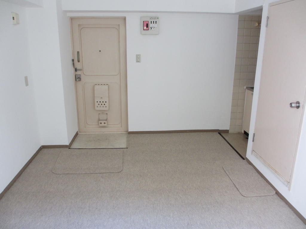 Living and room. Landscape at the time of viewing the room from the window.