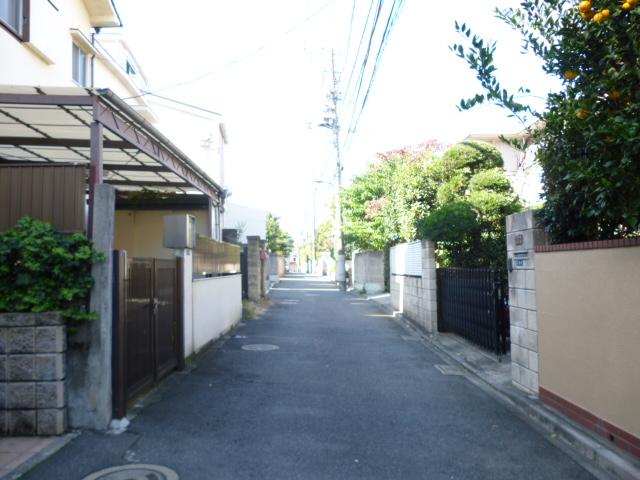 Local photos, including front road. Front road (October 2013) Shooting