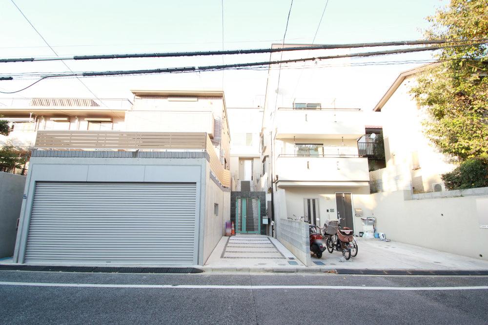 Local photos, including front road. There a newly built single-family in Shinjuku Nakai 2-chome. Toei Oedo Line "Nakai Station" near from 4 minutes and train station walk there a great location. There is already a possible preview has been completed properties.