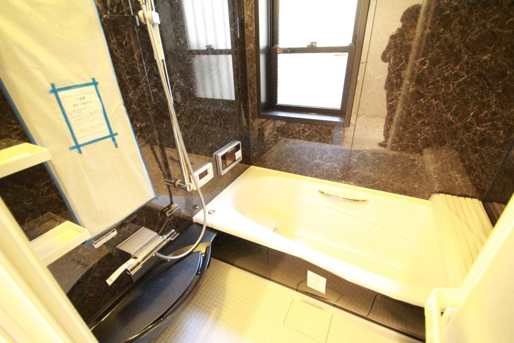 Bathroom. Spacious bathroom tired of the day can be taken.