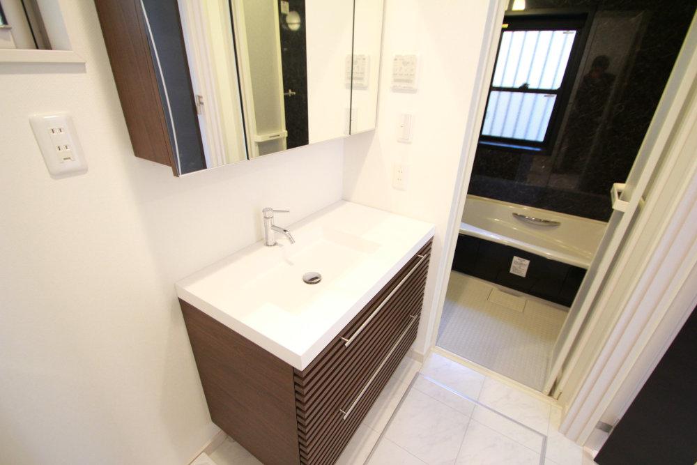 Wash basin, toilet. Functional wash basin