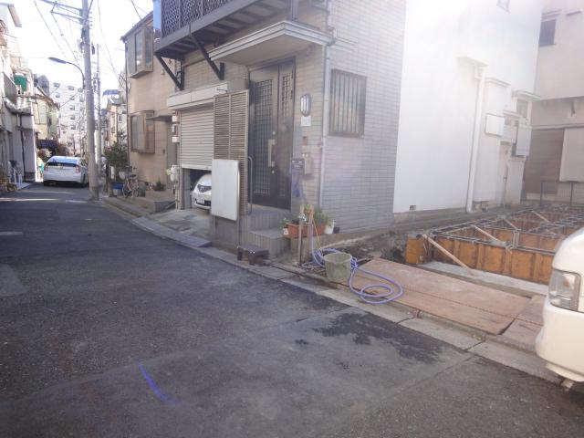 Local photos, including front road. Local (12 May 2013) Shooting