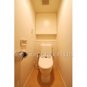 Toilet. Shoot the same type second floor of the room. Specifications may be different.