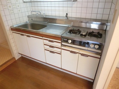 Kitchen. 2-neck with gas stove