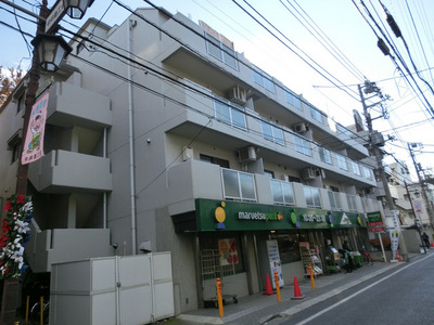 Building appearance. Shopping is convenient on the first floor super