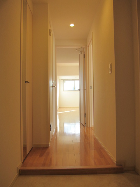 Entrance. (It is a photograph of the 1K model room)