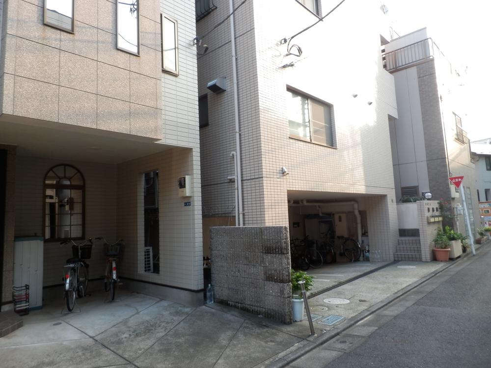 Streets around. Surrounding environment