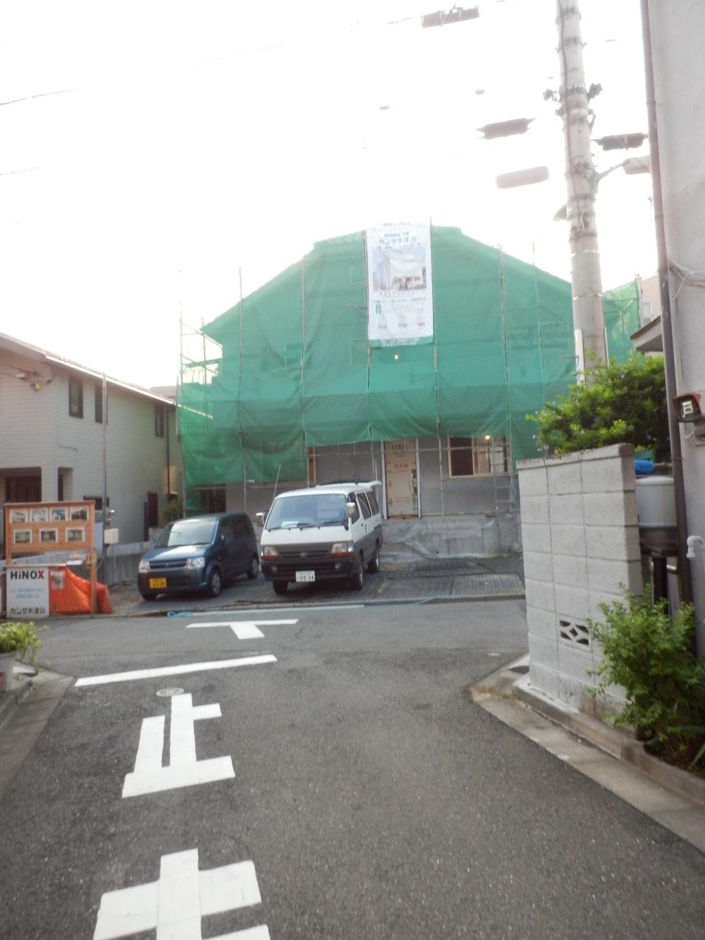 Streets around. Surrounding environment