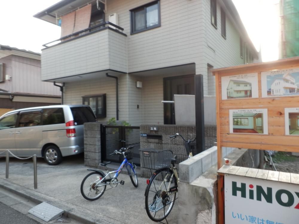 Streets around. Surrounding environment