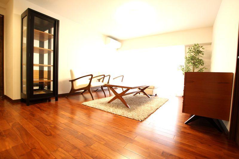 Living. Natural solid wood use our original "Chronicle" in the specification full renovation Listing to interior. Come please visit.