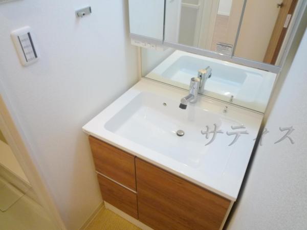 Wash basin, toilet