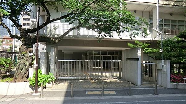 Junior high school. 639m to Nishi Junior High School